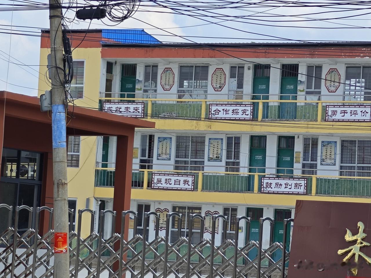 尤其在农村，很多孩子都怕学习英语，现在英语从小学三年级就开始了，说实在的，学英语