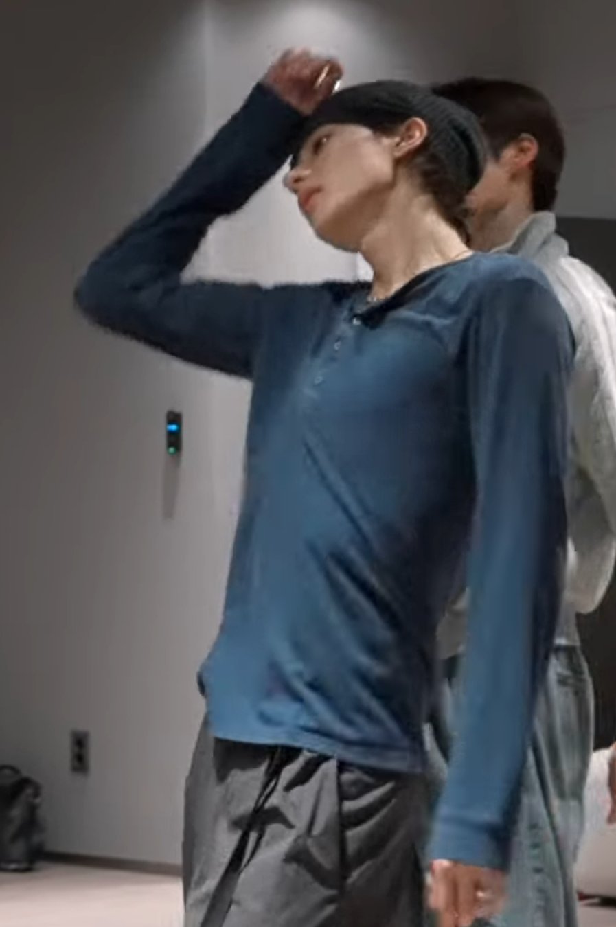 不仅脸比泳裤紧连身材也是紧到不行