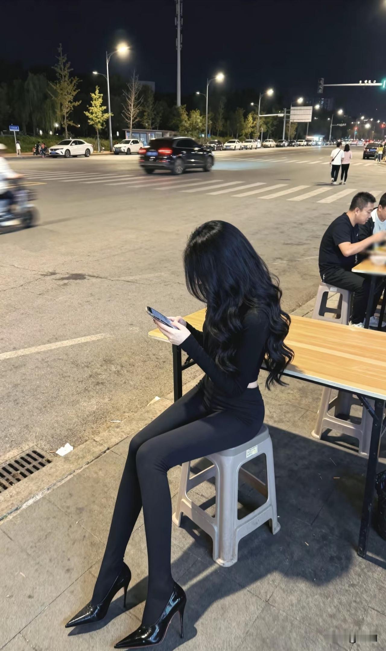 人像摄影里，我超爱纯欲氛围感少女写真。就像陈先森为Winggle11拍的那组作品