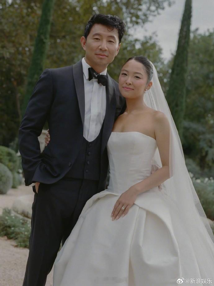 刘思慕婚礼刘思慕婚纱照 14日，《尚气》演员刘思慕晒出婚纱照，宣布已与老婆All