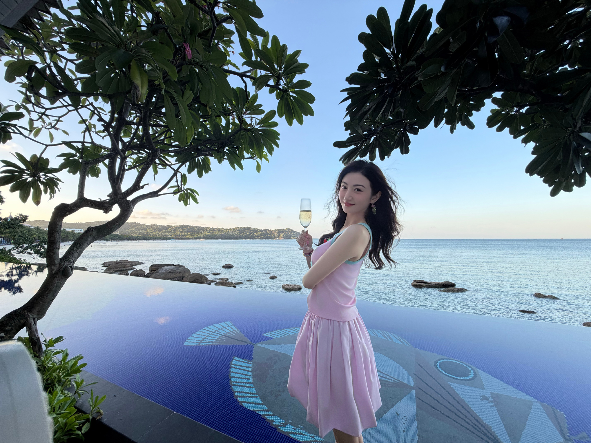 面朝这片温柔蓝海，轻举杯中清酒，将心底期许寄向辽阔远方。你祝愿我来年心愿如期成真