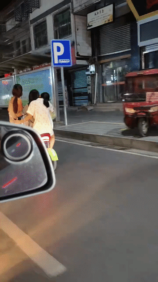 四名年轻女孩竟然同骑一辆共享电动车在马路上高速行驶？
看起来真是太危险了！
为了