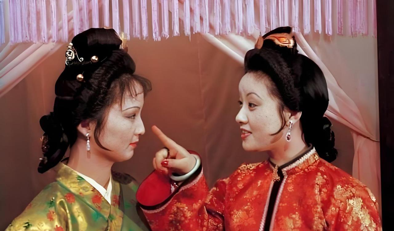 红楼梦原文有这一段：“原来平儿出去，有赖林诸家送了礼来，连三接四，上中下三等家人