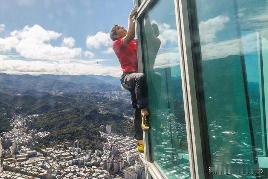 光看手心冒汗！ 那位以《徒手攀岩》震撼世界的“独行侠”亚历克斯·霍诺德，前几天又