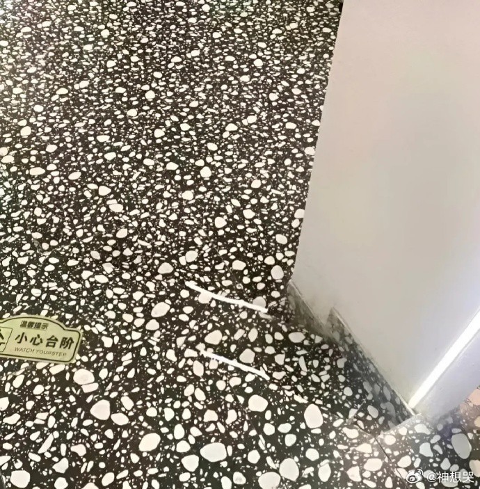 离谱！这是哪个设计师设计的台阶 ​​​