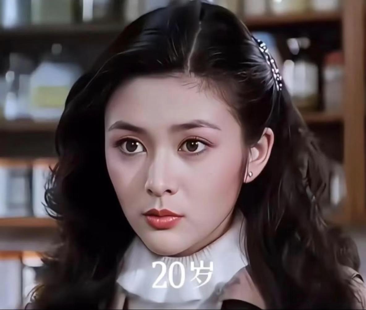 是发型的缘故吗？
这个20岁看起来有一种很成熟风韵，
美女的名字呼之欲出吧！
仔
