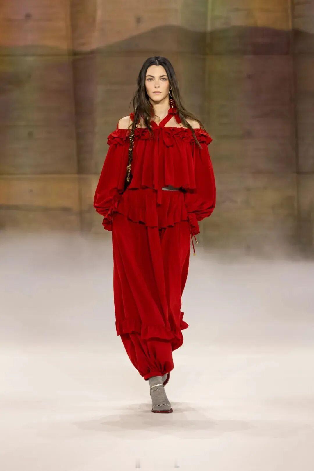 Chloé 2026 Ready-To-Wear这个品牌，真应该找几个类似欧阳娜
