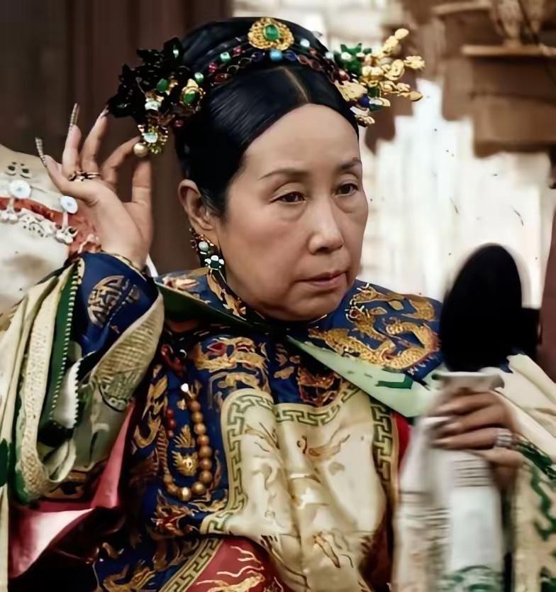这是慈禧太后对镜梳妆打扮的真实容貌，这可不是演员扮演的，货真价实的照片。

慈禧