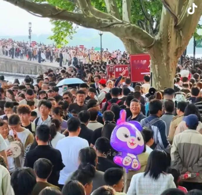 今天是5月1日劳动节，也是“5·1”假期第一天，杭州西湖“人山人海”，纯粹是人挤