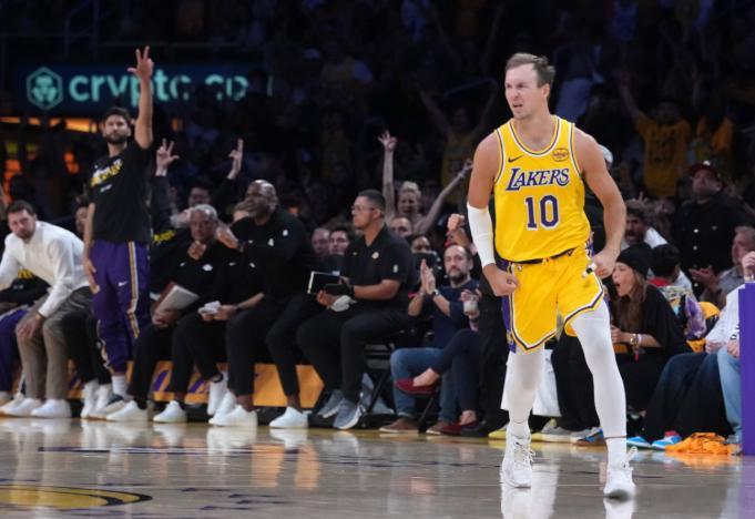 今日湖人球员肯纳德在球队训练结束后接受了媒体采访。记者：“针对火箭上一场带给你们