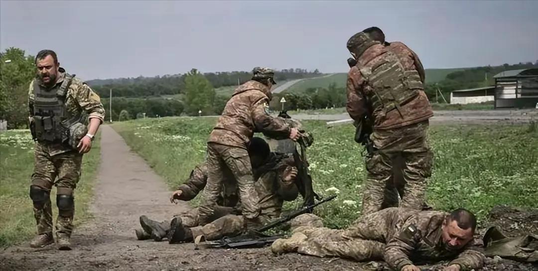 前线吃紧，乌克兰动员情况依然糟糕。于是，乌军总司令西尔斯基决定，乌军在各主要军事