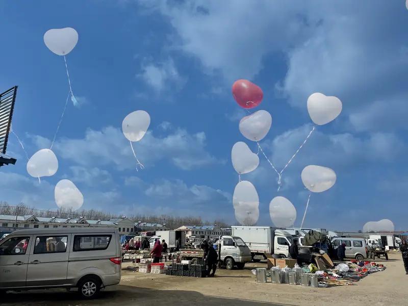 随着网红集市兴起，一群特殊的创作者——赶集主播应运而生。主播热情开场，温暖着屏幕