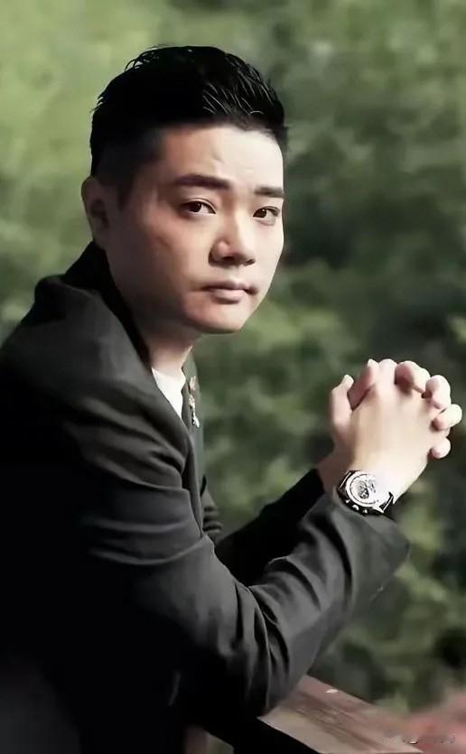 我一直以为身价过亿的丁俊晖，在英国就是住豪宅、玩投资。结果朋友扒出，他竟在谢菲尔
