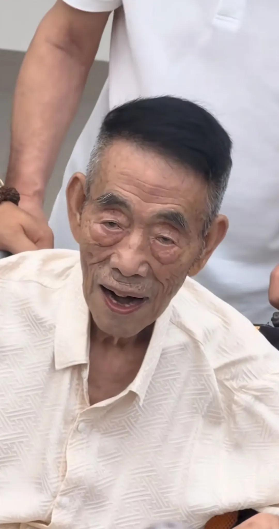 这些天全国多地高温，天津的温度高达36度，年轻人站外面都有点难受，更别说90多岁