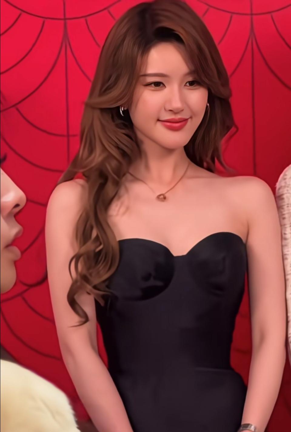 精致的妆容下，是一双明亮而深邃的眼睛，仿佛藏着无数故事。她微微扬起下巴，露出自信