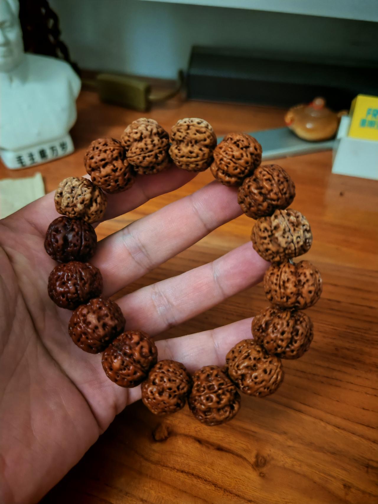 令人很气愤！好好的手串为什么非得泡药？本来就不贵的东西，还要加点科技与狠活，着实