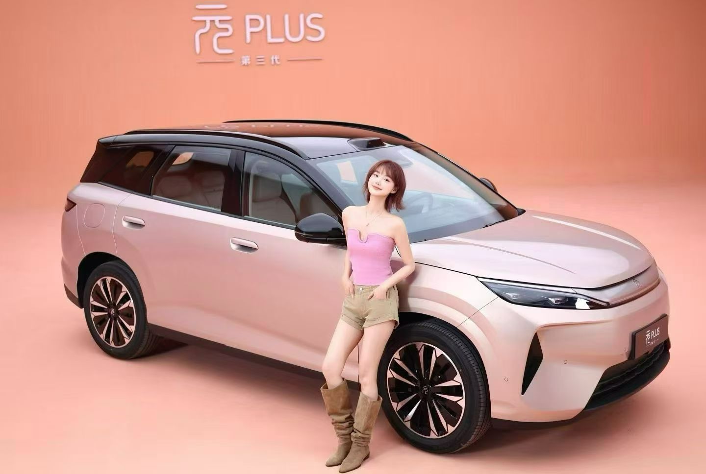 所以我说大家产品规划都互相抄第三代元PLUS，车长4米7，所以。。。刚几家头部都