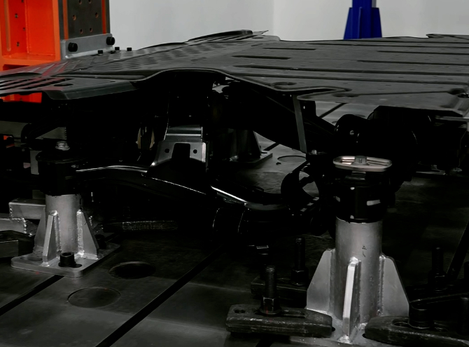 底部护板居然还有前后摇摆的单独测试 