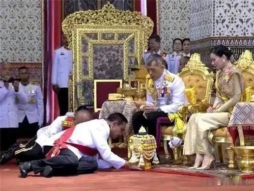 虽然都是国王，但此国王和彼国王的境况大不相同。比如相邻而居的泰国和柬埔寨，两个国