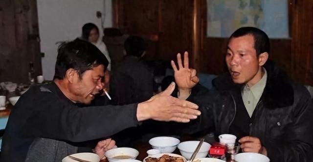 一顿7斤白酒，酒桌上送走8人：河南酒神张政，为什么成了反酒斗士