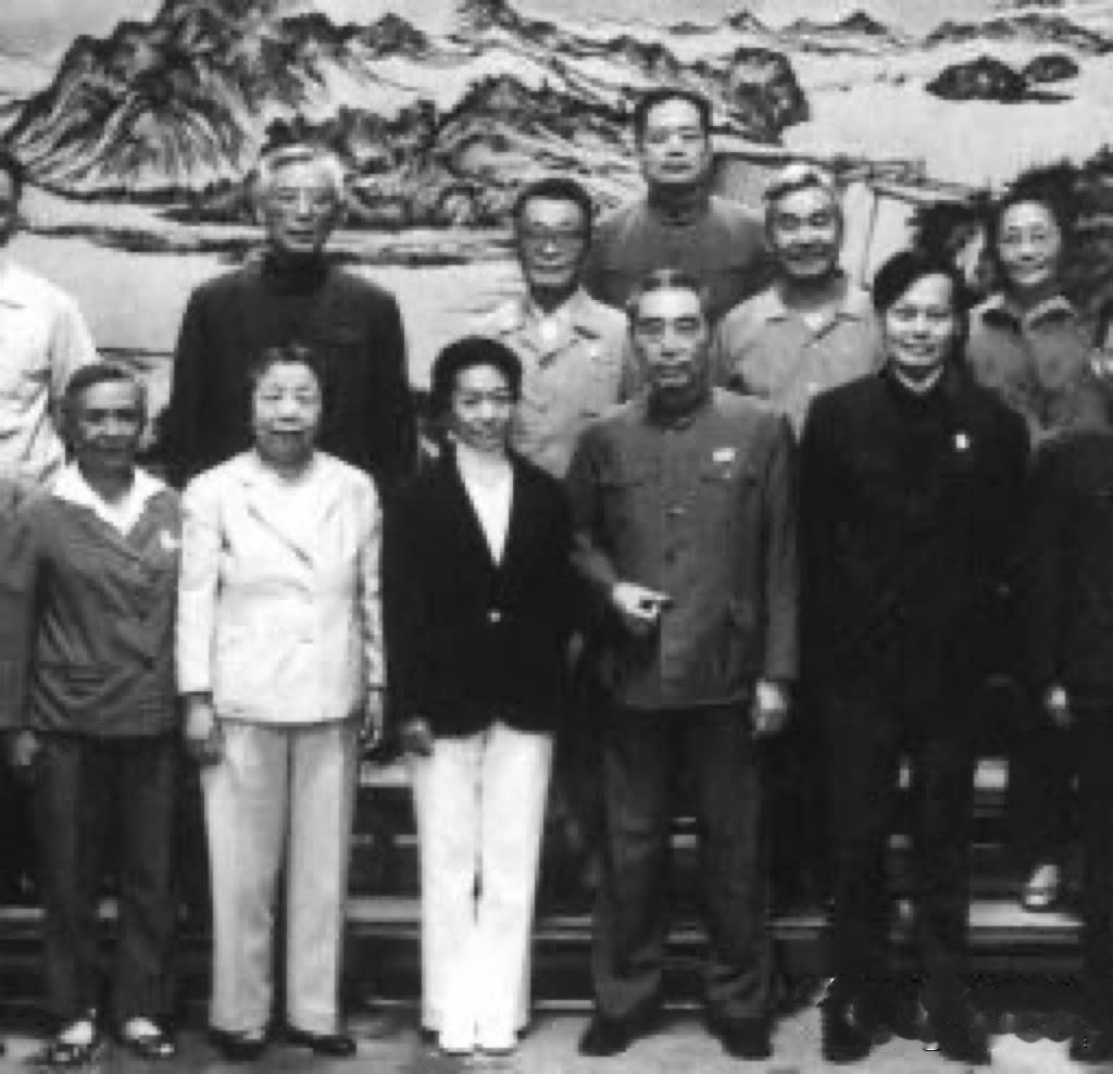 【周总理历史上的今天——7月2日】
1972年7月2日，午夜、周恩来总理、邓颖超