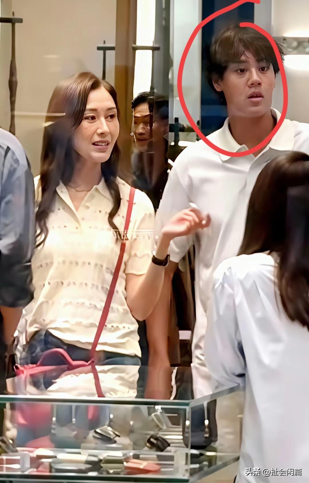 李嘉欣的儿子长大了，毕竟是豪门贵公子，15岁，长得又高又帅。

李嘉欣是香港有名