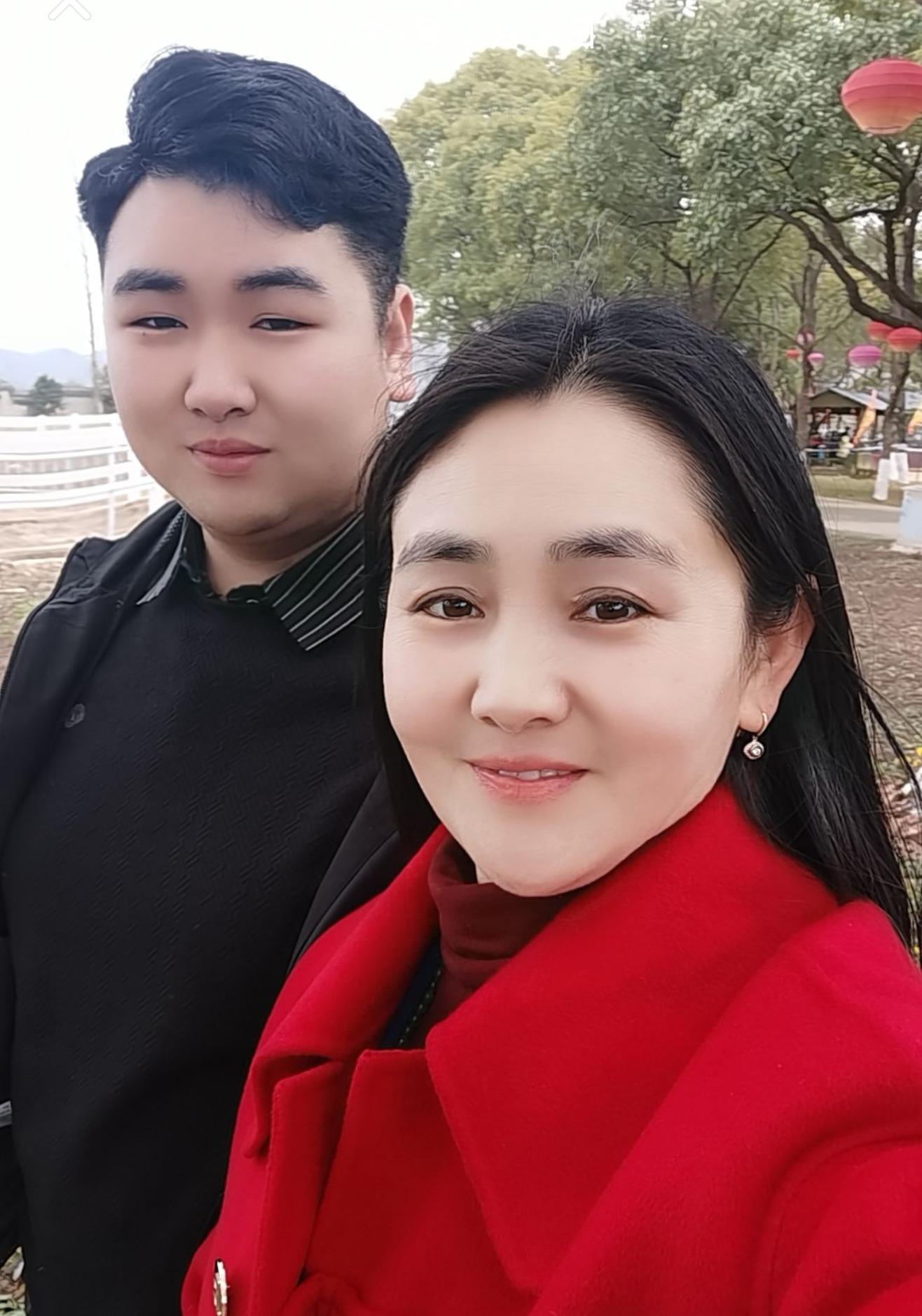 我没有妈妈不是幸福的孩子 但因为有孩子是幸福的妈妈 祝所有妈妈节日快乐🌹🌹