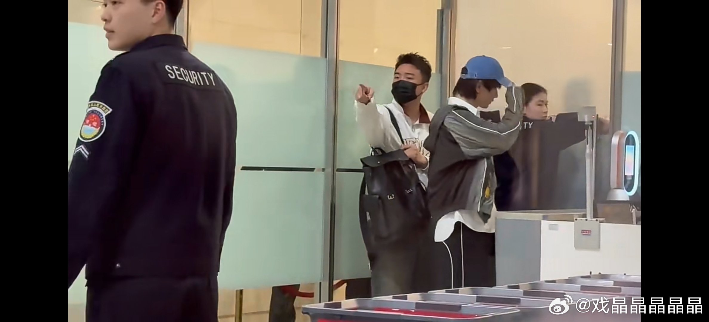 老の助理又指着鼻子骂粉丝了。。。 