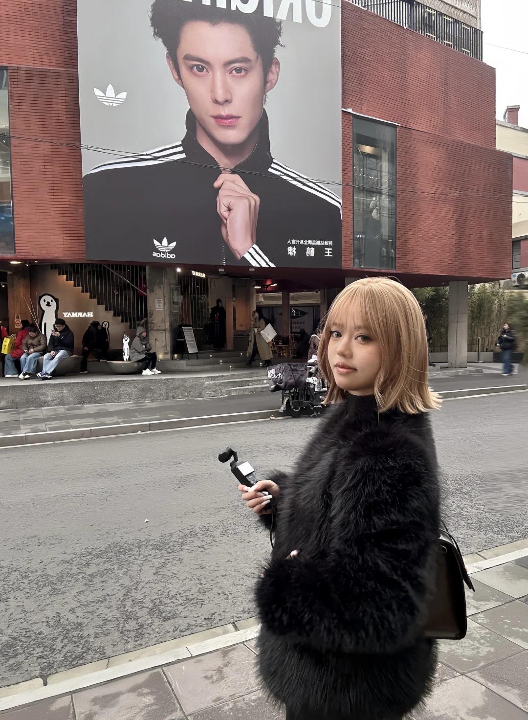 就这个王鹤棣的排面爽！
潮力全开！依旧权威🕶️王鹤棣💜 三条纹兄弟带ID 时