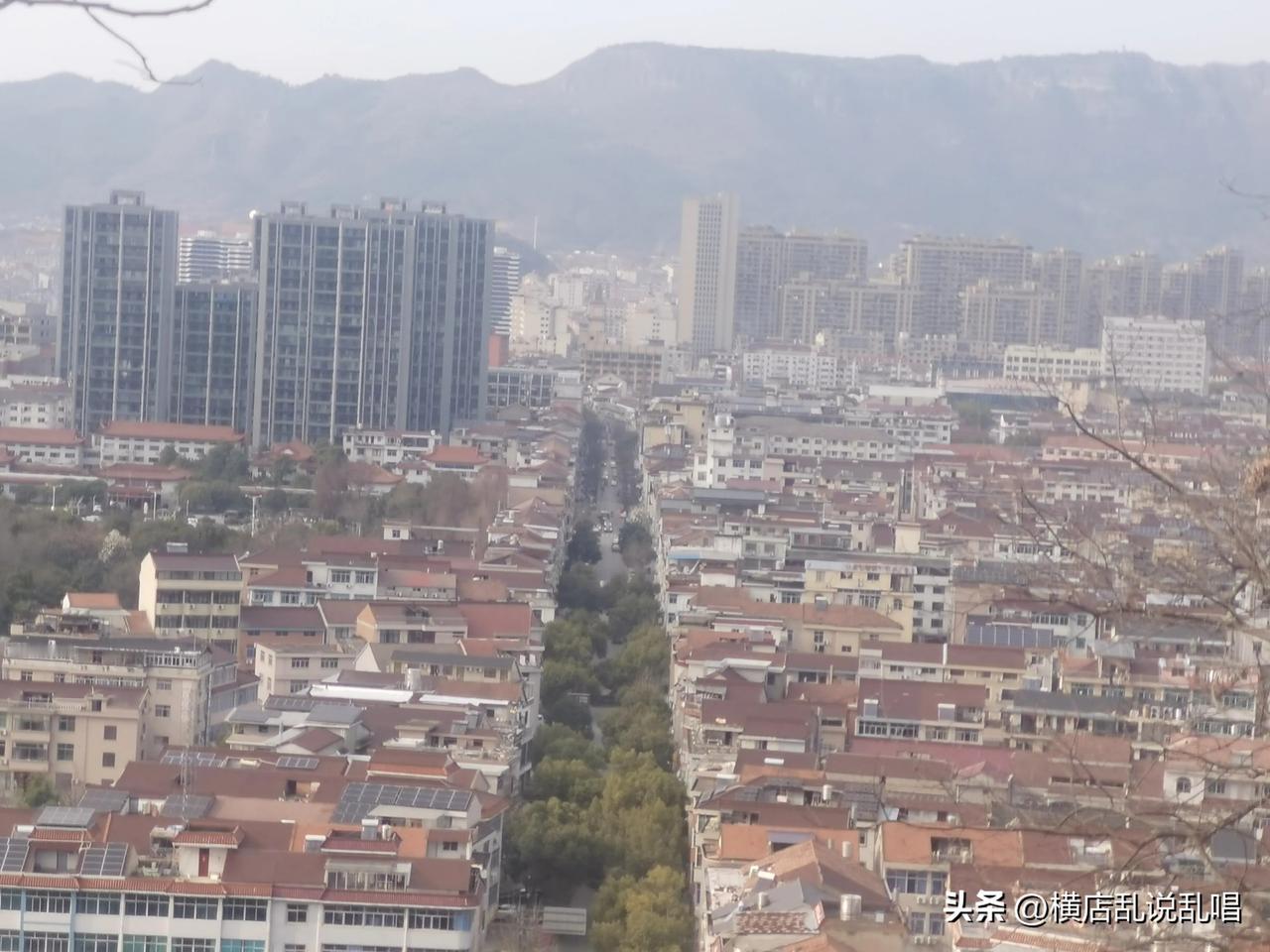 东阳市横店镇有个金佛庄烈士陵园，这也是横店目前唯一免费的公园了，虽然横店建了很多