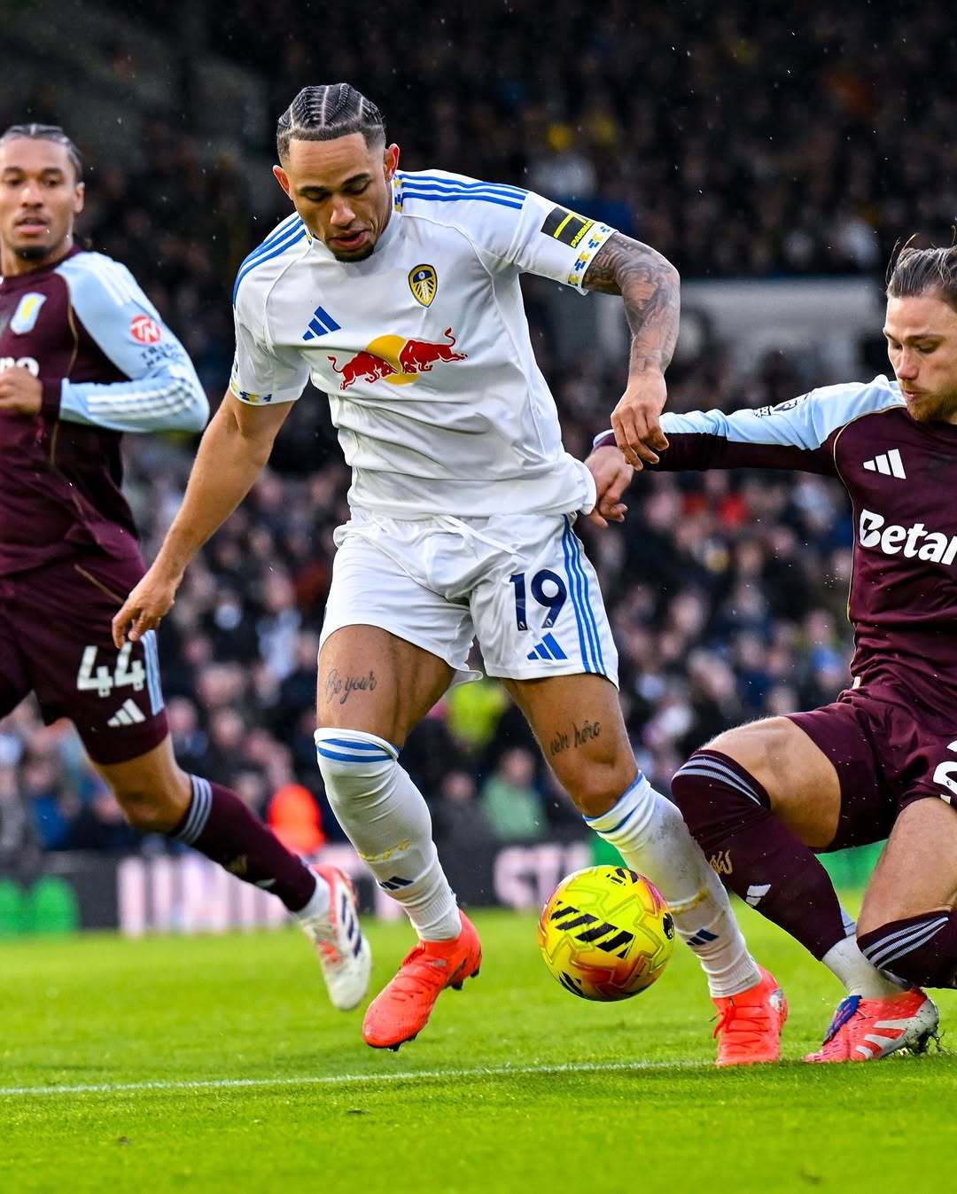 利兹联队主场1：2不敌阿斯顿维拉队，奥卡福🇨🇭首发出场80分钟。