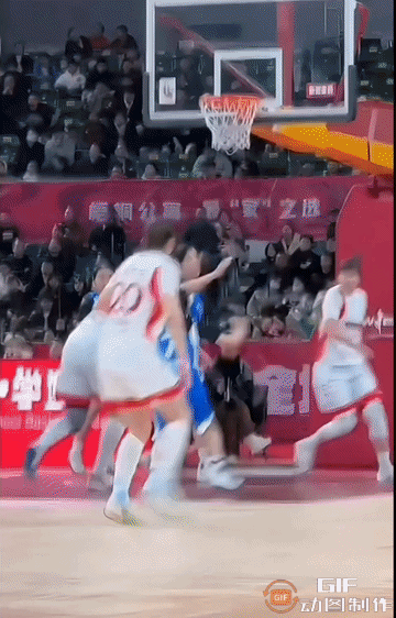 中国女奥尼尔：刘禹彤诠释——一朝被蛇咬，十年怕井绳。[捂脸]
#篮球的夏天# @