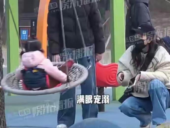 3. 德云社何九华与王鸥曝新动态 两人现身机场默契十足，恋情从传闻变现实