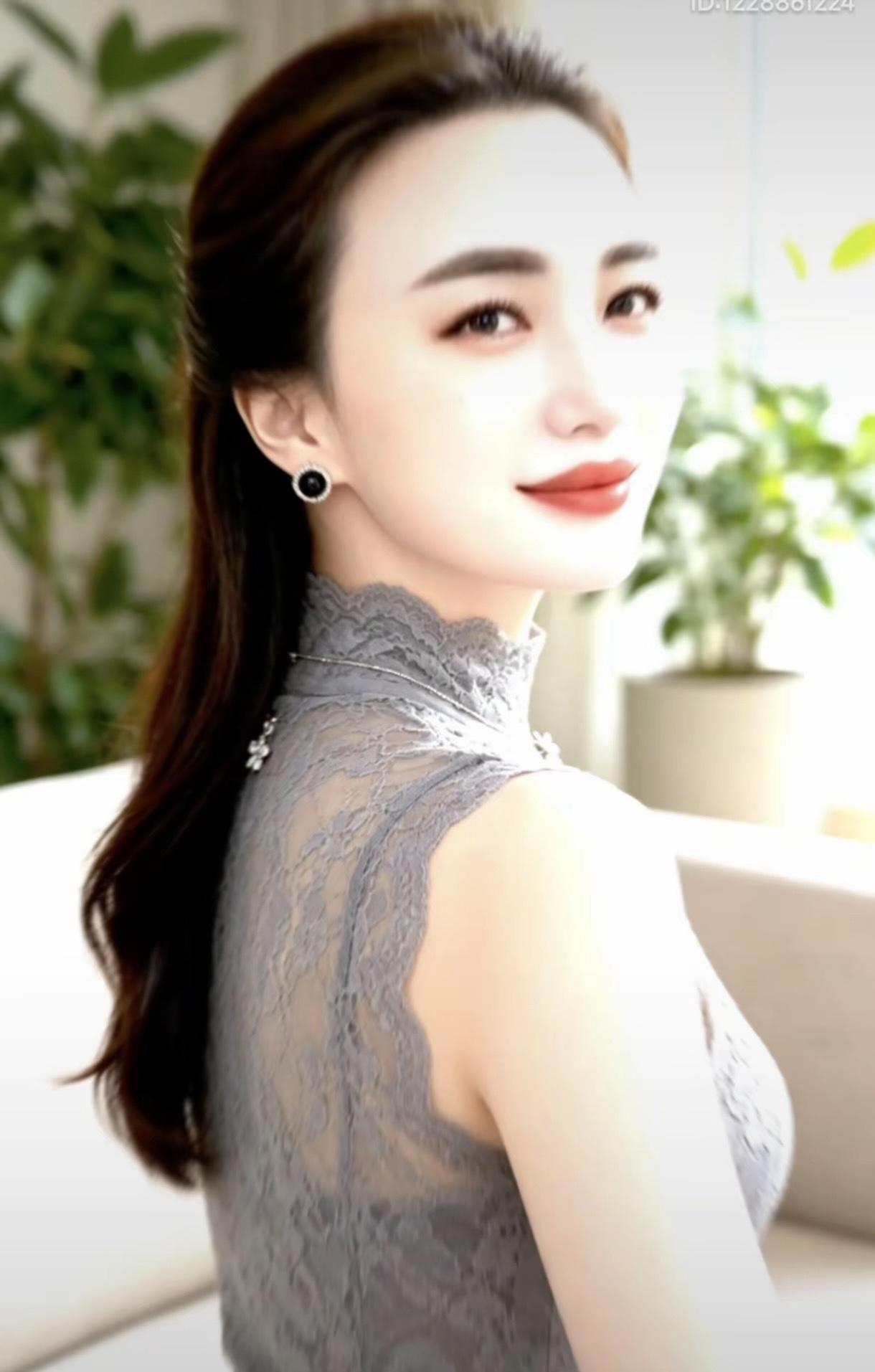 简约时尚，她干净柔和的氛围感治愈所有人的烦闷，明媚温柔的神态直击人心底，这般动人