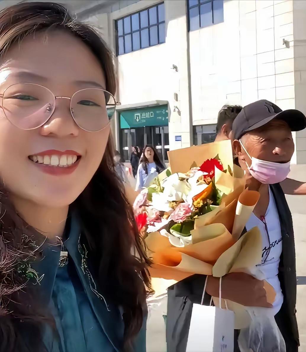 一次地铁上的举手之劳，竟换来长达7年的暖心牵挂，这才是普通人之间最动人的温柔。