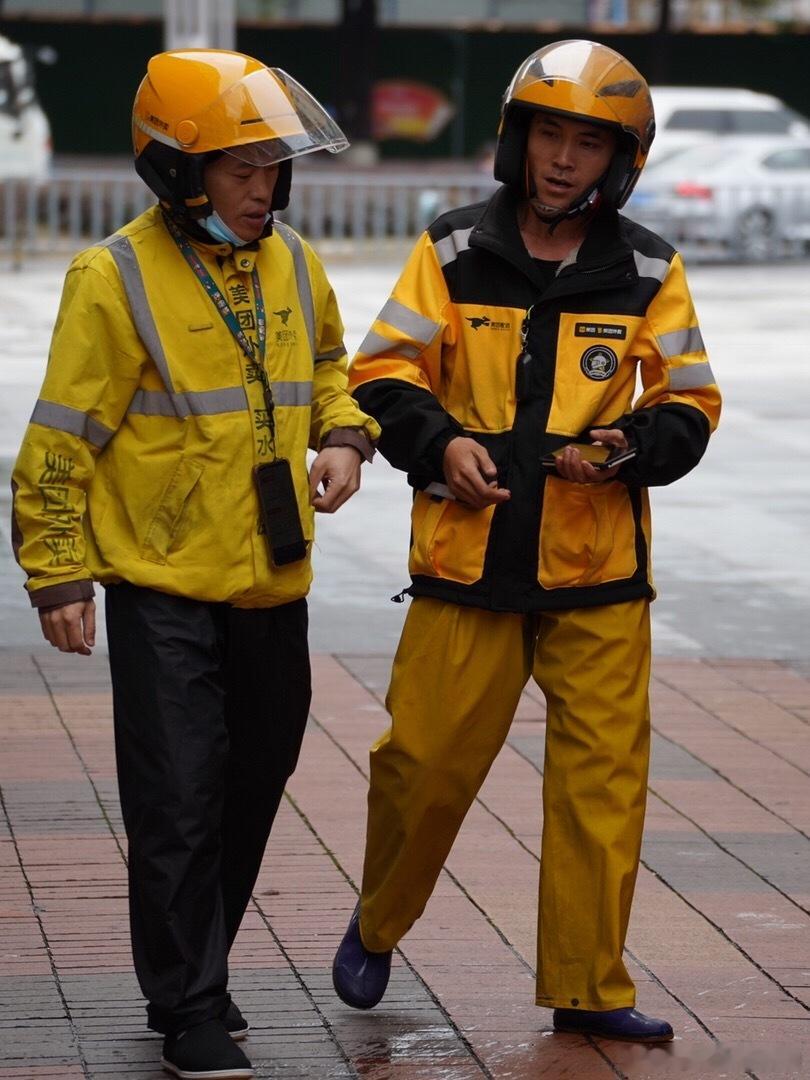 雨衣雨裤搭配得堪称完美 