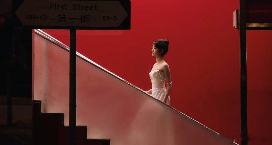 黄杨钿甜官宣出席耀客新剧发布会，今天是粉色玛丽猫好贵气 