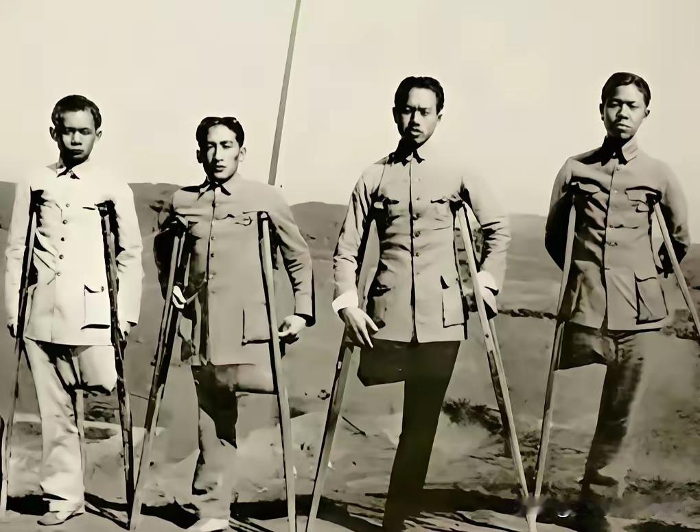 看到那张四名抗日战士四条腿的合影，我内心久久不能平静。1939年12月浙江前线，