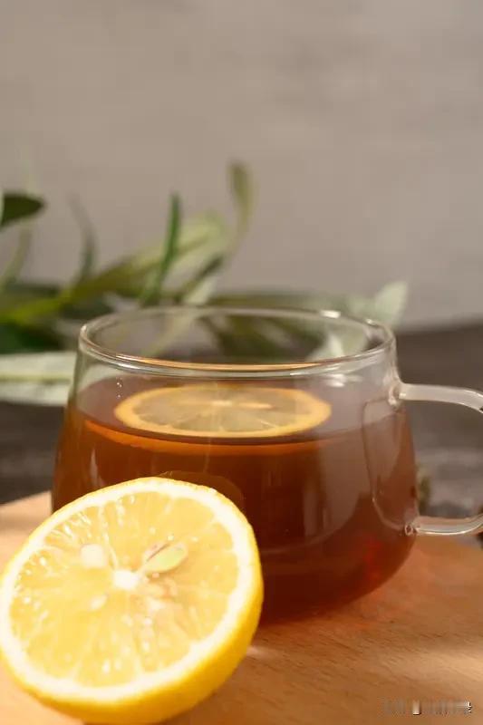 一杯柠檬茶
酸酸甜甜的，冰凉可口
清澈，橙黄
解热，去乏
我居然爱上了
在这个夏