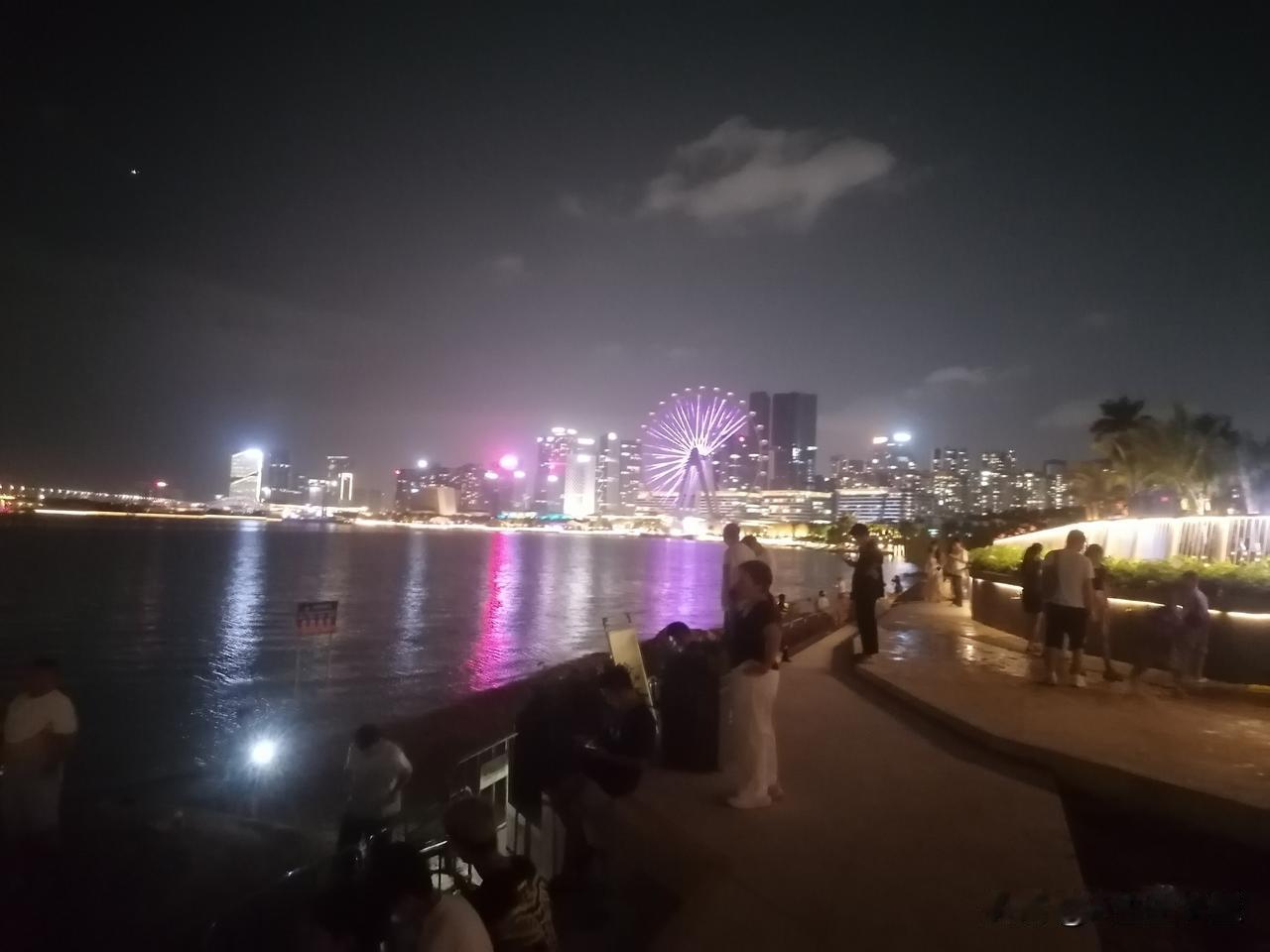 那边灯火辉煌熠熠闪光，拉近一看摩天轮异常光彩夺目！