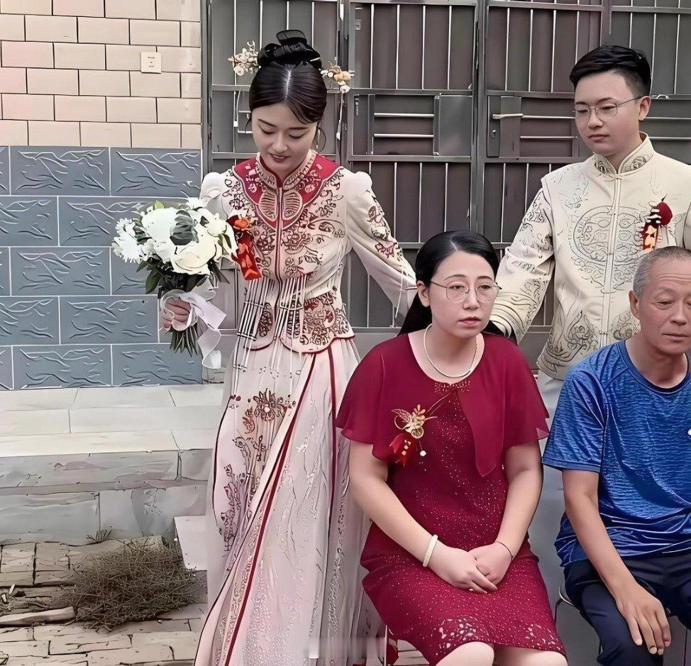 新娘要不就换个人嫁了吧，你看看这一家人都不太高兴 