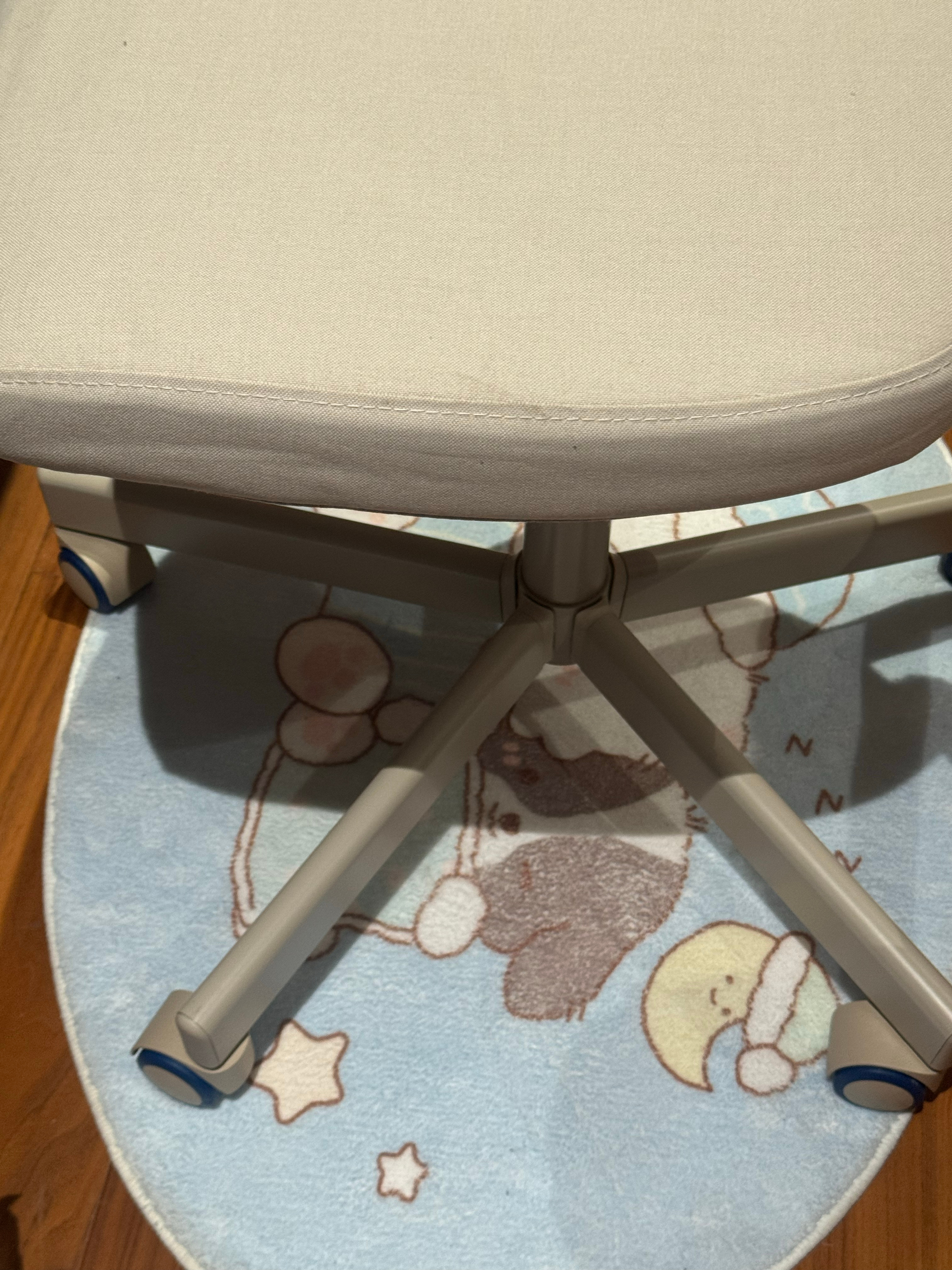 ？？？我的地毯！！！穿鞋都舍不得踩，只能光脚踩我爸把椅子放上去了 