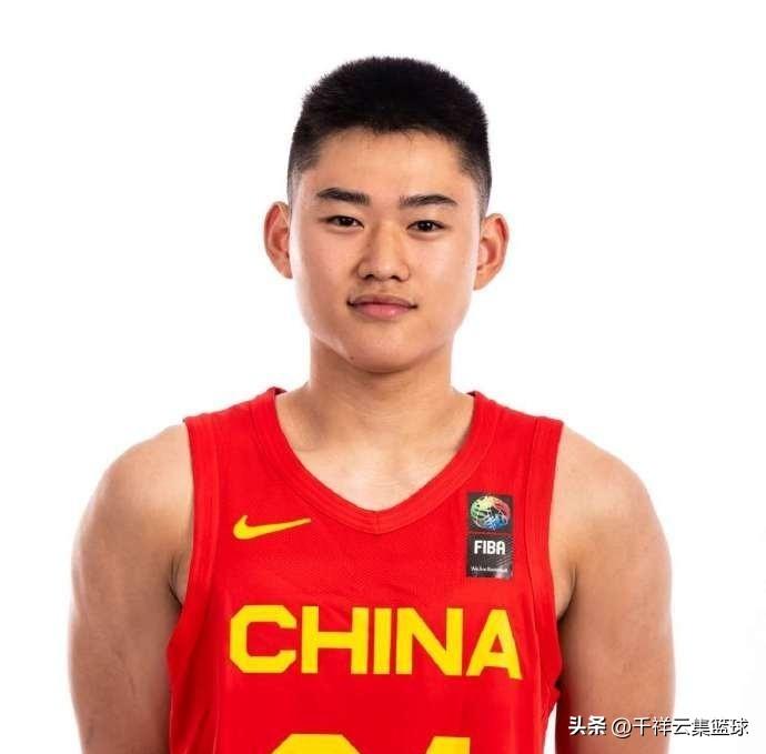 希望中国男篮最终的大名单是:
中锋:杨瀚森、徐晰
大前锋:胡金秋、王俊杰
小前锋