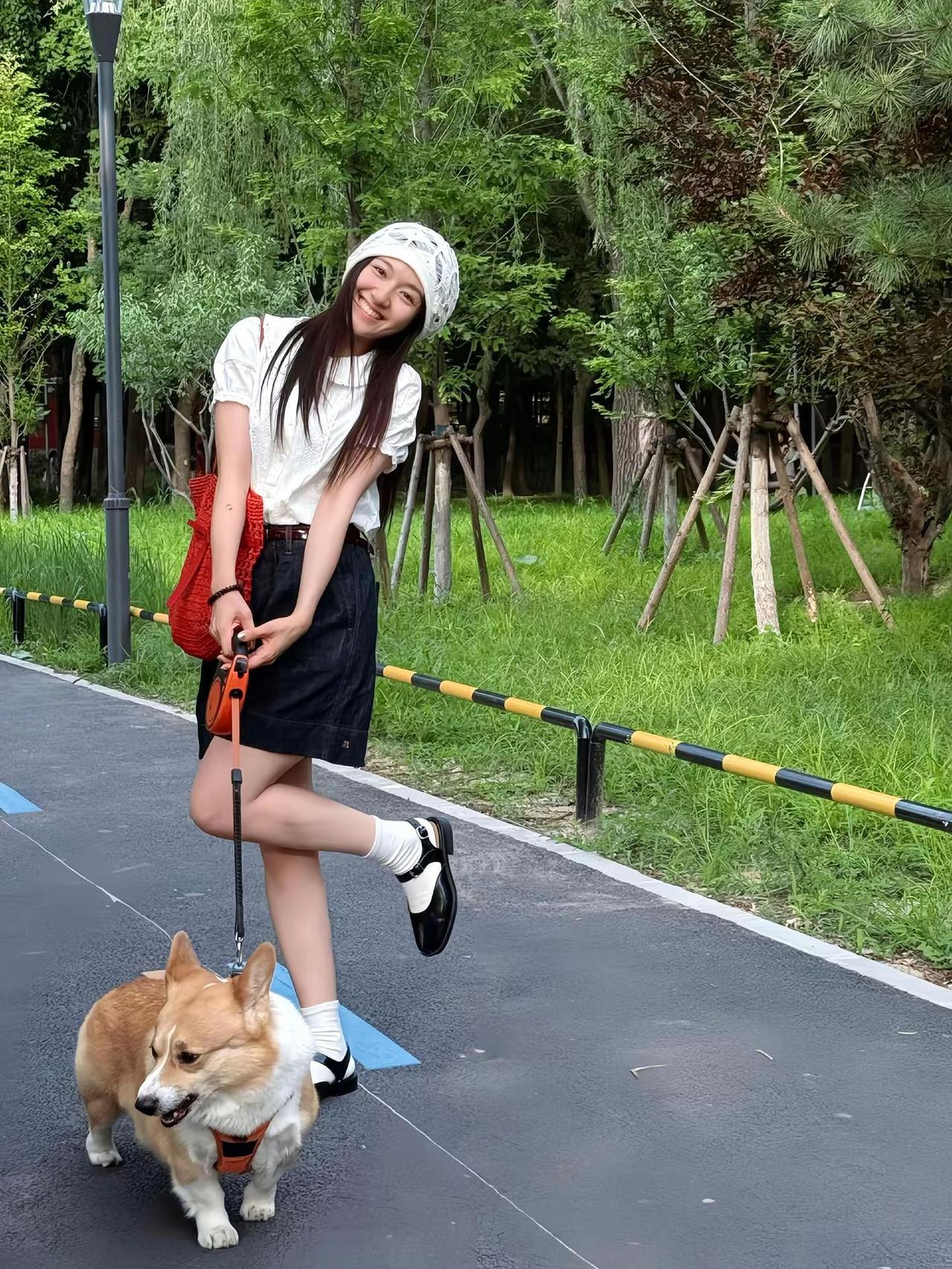 你们之中有两个都很萌૮₍ ˶·ᴗ·˶₎ა李兰迪 甜妹 遛狗日常