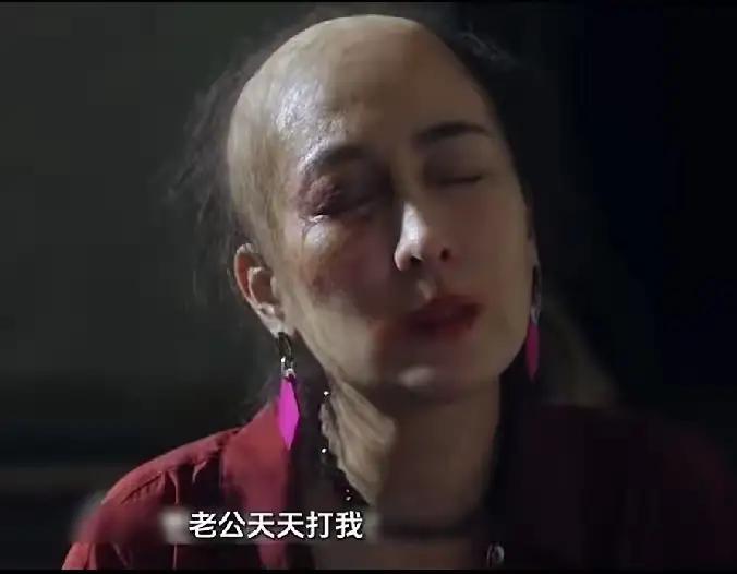 她怎么大变模样了，就像是梅超风似的，你们认识她吗？
她年轻的时候很漂亮，很成熟，