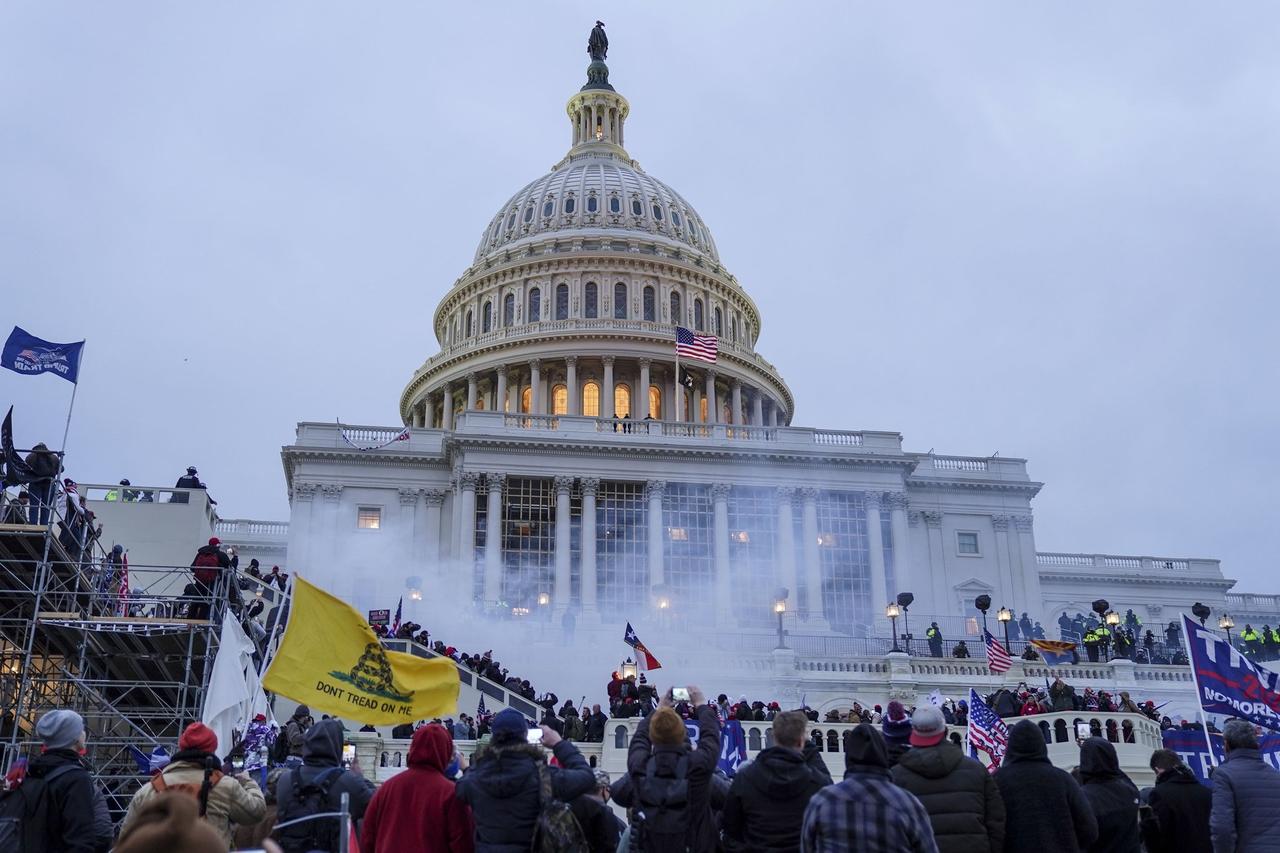 美国前副总统卡玛拉·哈里斯今天（1月7日）发文说：“五年前，一群武装暴徒冲击了美