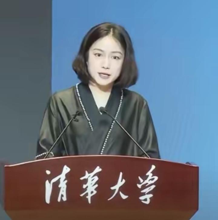 你们有没有发觉，自从杨振宁去世后，翁帆的气色越来越好了，脸也圆润了不少，眼里有光