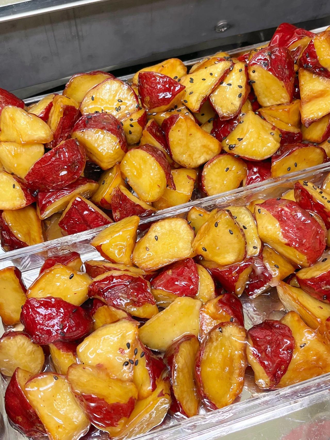 我是被馋到了[捂脸]
近日，山东济南的美食“琉璃地瓜”火了，55岁的柴师父是山东