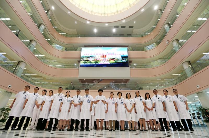 最近，四川大学华西医院医生合唱《真心英雄》的视频火了，短短三天播放量就突破 80