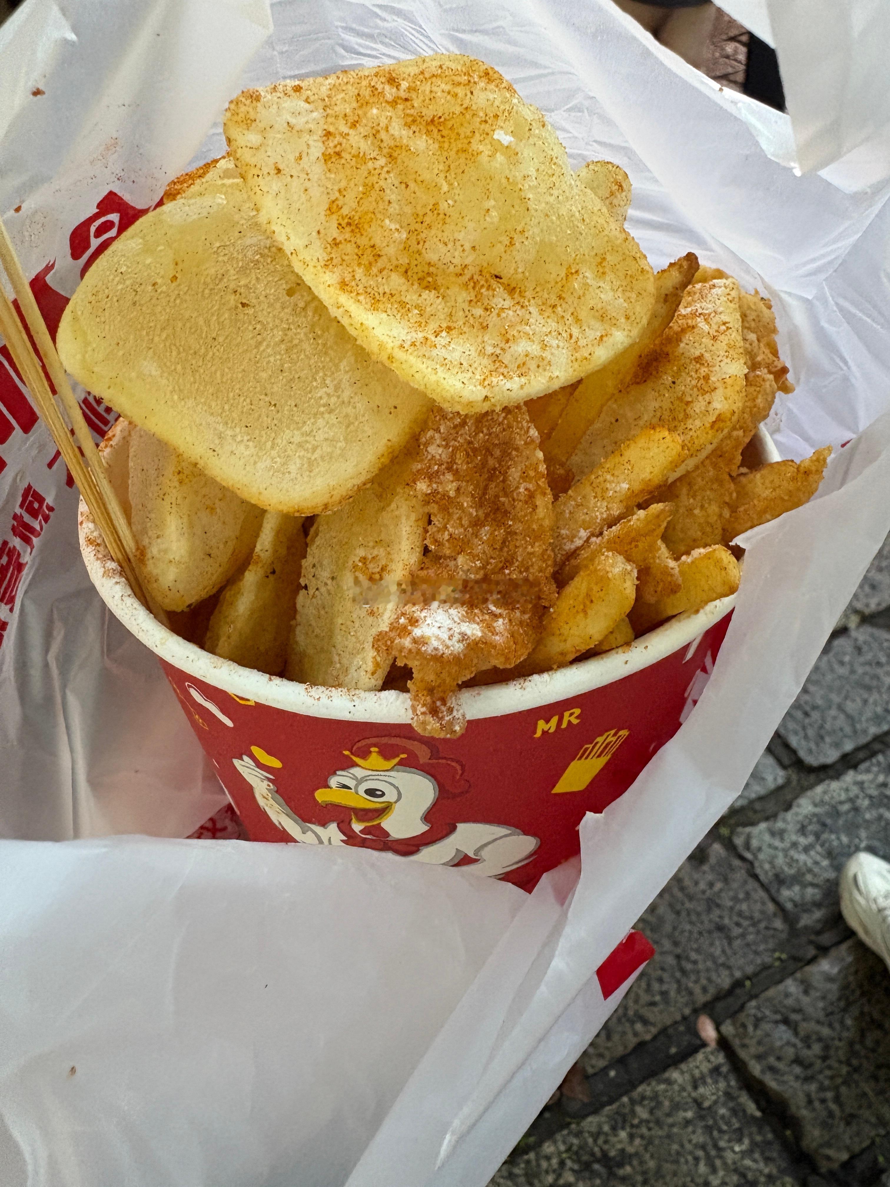 谁能拒绝刚出炉的鸡柳大人今天点了一份三合一（鸡柳、薯条🍟、年糕） 